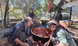 Salça kaynıyor, komşuluk pekişiyor