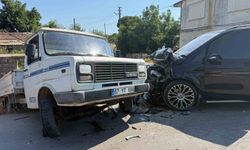 Serik'te VIP minibüs ile kamyonet çarpıştı: 1 yaralı