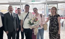Tahran'dan Van'a direkt uçuşlar başladı: İlk turist kafilesi çiçeklerle karşılandı
