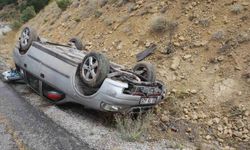Takla atan otomobildeki 2 kişi ölümden döndü