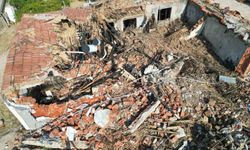Yaşlı çiftin yanan evinde nişanlı torunlarının hayalleri de kül oldu