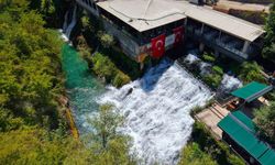 Yıllık yaklaşık 400 bin ziyaretçi ağırlayan Çırçır Şelalesi turkuaz rengiyle dikkat çekiyor