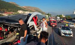 Yolcu otobüsü tıra arkadan çarptı: 2 ölü, 3'ü ağır 18 yaralı