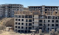 Yüksekova'da vatandaşlar için devlet 48 konutluk binalar yapımına devam ediyor