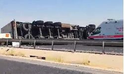 Nusaybin'de TIR devrildi: Sürücü vatandaşların yardımıyla kurtarıldı