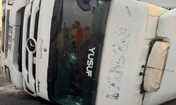 Kek Yüklü TIR Devrildi: Baba ile Oğlu Yaralandı