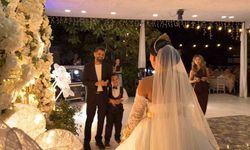 10 yıllık evlilikte sürpriz: Yeniden gelinlik giyip nikah tazeledi