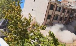 5 katlı iki bina tek dokunuşla yıkıldı
