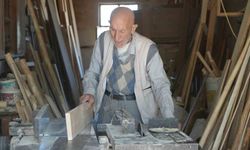 90 yaşındaki marangoz, ahşap işlemeleriyle tarihe meydan okuyor
