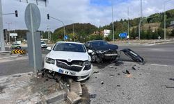 Abant Kavşağı'nda iki otomobil çarpıştı