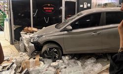 Adana'da kontrolden çıkan iki otomobil peş peşe mağazaya girdi: 2 yaralı
