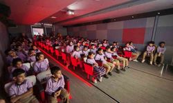 Ahlatlı çocuklar TRT sinema tırıyla sinema heyecanı yaşadı