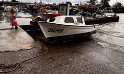 Akçakoca'da fırtına balıkçı barınağını vurdu: 4 tekne battı