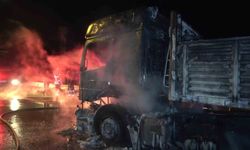 Amasya'da seyir halindeki tır alev topuna döndü