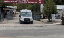 Ankara'da motosiklet 2 otomobille çarpıştı: 1 ölü, 1'i çocuk 2 yaralı