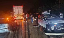 Antalya'da 4 aracın karıştığı kazada ortalık savaş alanına döndü