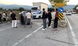 Ara sokaktan çıkan araca çarpmamak için refüje daldı: O anlar kamerada