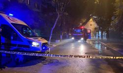 Bakırköy'de 4 katlı metruk binanın çatısı alevlere teslim oldu