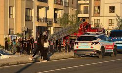 Balkon demirlerinde asılı kalan kadını, alt kattaki balkona tırmanarak kurtardı