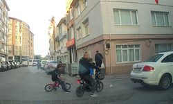 Bisikletli çocuk aracın altında kalmaktan son anda kurtuldu