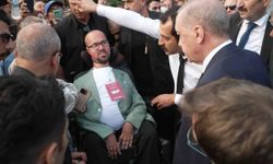 Cumhurbaşkanı Erdoğan'dan engelli gence duygulandıran jest: Otobüsü durdurup yanına gitti