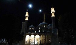 Depremde yıkılan Yeni Cami'nin ışıkları yıllar sonra yeniden yandı