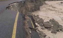 Dere taşma noktasına geldi: Hızlı akan sular yolu çökertti