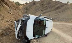Derecik'te takla atan otomobilde karı koca yaralandı