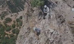 Doğal bal için kayalıklardan sarkıtılan kovanda sağım zamanı