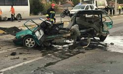 Hafif ticari aracın çarptığı Fiat Tofaş otomobil ikiye bölündü: 2 yaralı