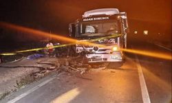Kamyon ile otomobil kafa kafaya çarpıştı: 1 ölü, 1 yaralı