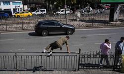 Karaköy'de yayaların bariyerlerle imtihanı, alt geçit var, kısa yol yok