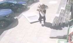 Karaman'da kaldırımda yürüyen kadının üzerine PVC kapı düştü