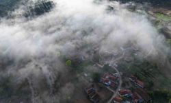 Kastamonu'da ilçe ve ormanların üzerini kaplayan sis bulutları görüntülendi