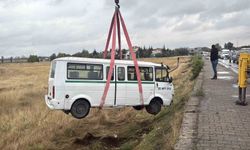 Kazaya karışan minibüs tarlaya uçtu, 1 kişi yaralandı