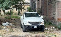 Kendini otomobile kilitleyen kadın ekiplere zor anlar yaşattı