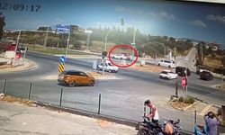 Kırmızı ışıkta geçen araca motosikletin çarpma anı kamerada: 2 yaralı