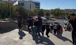 Kız kardeşine atılan mesaja sinirlenen ağabey, dehşet saçtı: 1 yaralı