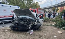 Küçükçekmece'de bisikletliye çarpmamak için manevra yapan araç bariyerlere çarptı: 4 yaralı
