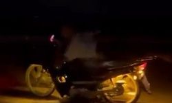 Motosikleti yatarak kullandı, tehlikeli anlar kamerada