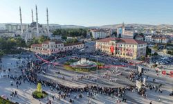 Müziği duyan meydana akın etti, bin 58 kişi halayda buluştu
