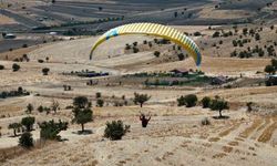 Önce Türkiye'nin zirvelerine tırmanıyor, sonra gökyüzüne süzülüyor
