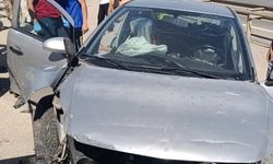 Otomobil bariyerlere ok gibi saplandı: O anlar kamerada