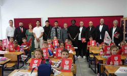 Samsunsporlu futbolculardan ilkokul çocuklarına defter hediyesi