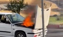 Siirt'te seyir halindeki otomobil alev aldı, yangını belediye otobüs şoförü söndürdü