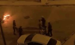 Sokak ortasında motosikletini ateşe verdi