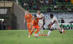 Süper Lig'de galibiyeti bulunmayan Göztepe, son sıradan kurtulamadı
