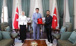 Türk bayrağını düzeltmek için direğe tırmanan gence Vali Kalaylı'dan teşekkür