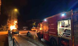 Uşak'ta park halindeki otomobilde çıkan yangın söndürüldü