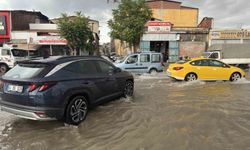 Uşak'ta sağanak yolları göle çevirdi